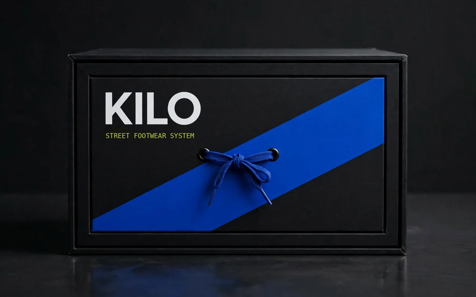 KILO 潮流鞋盒抽屉式套筒盒闭合正视 3D 渲染，哑光黑正面板、白字标与宝蓝斜切带